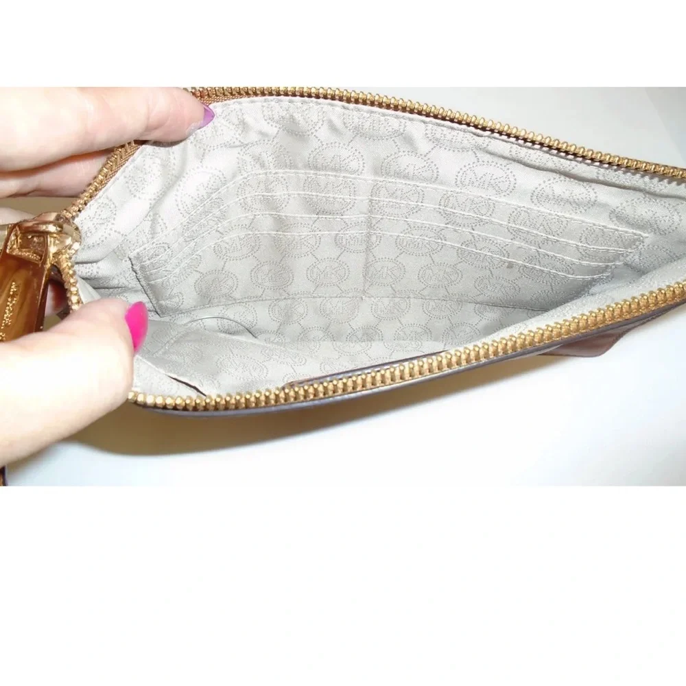 Michael Kors - Rhea studded pouch in lambskin - Picture 5 of 7